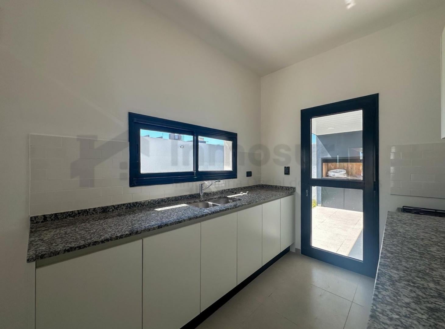 Foto de OPORTUNIDAD DUPLEX EN VENTA 2 DORM PLANTA BAJA PAMPAS DE MANANTIALES, imagen 3