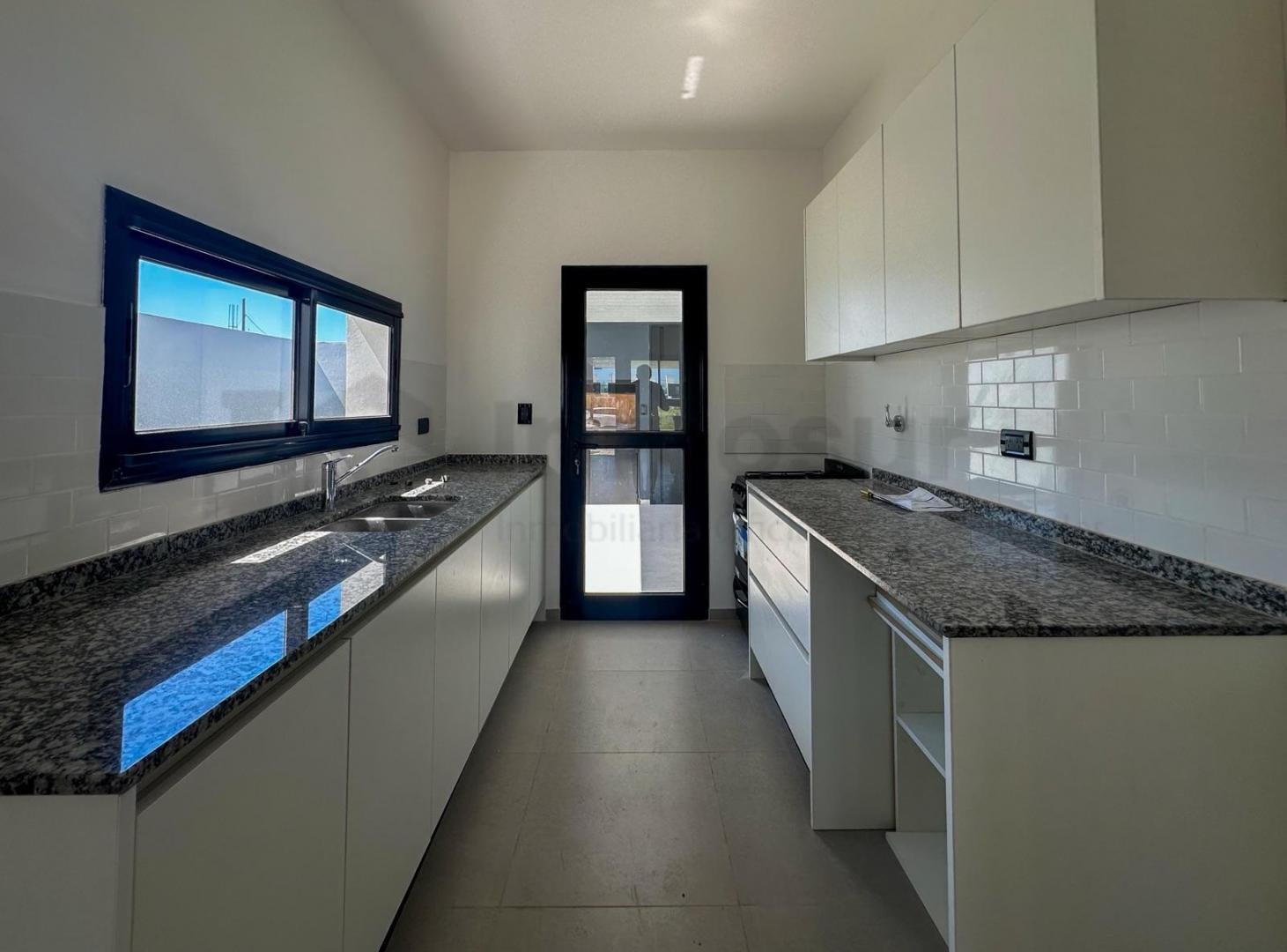 Foto de OPORTUNIDAD DUPLEX EN VENTA 2 DORM PLANTA BAJA PAMPAS DE MANANTIALES, imagen 2