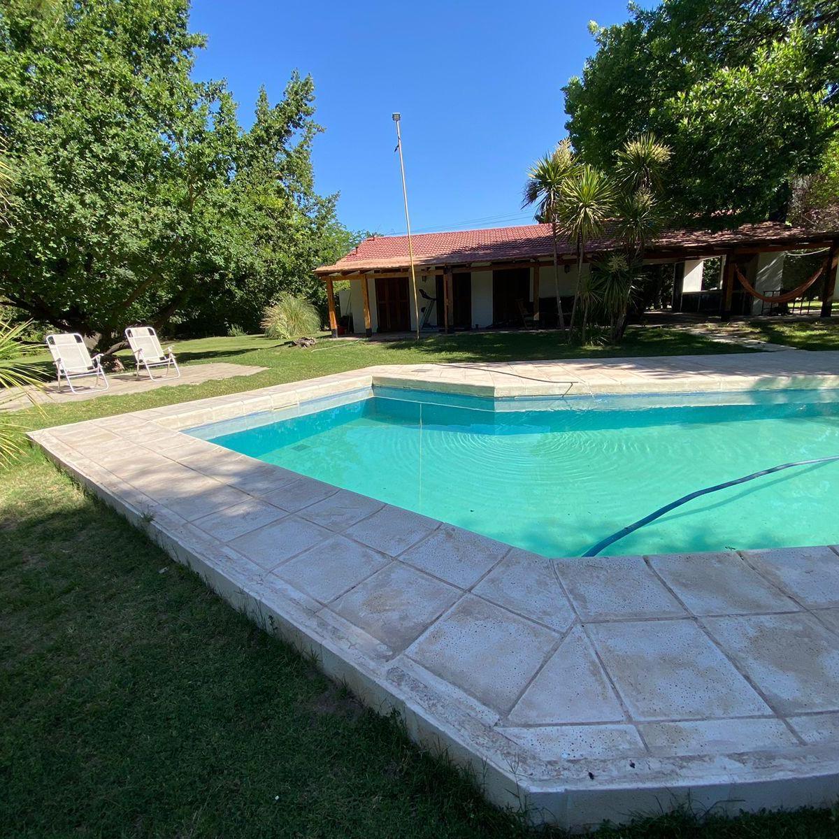 Casa con Amplio Jardín en Chacras 4