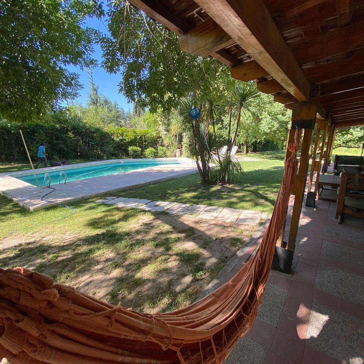 Casa con Amplio Jardín en Chacras 2