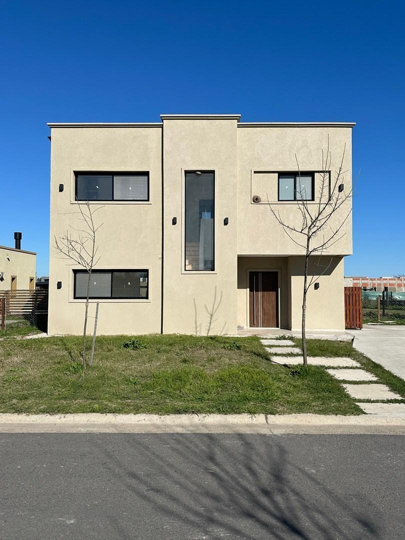 Moderna Casa de dos plantas a Estrenar en San Pablo, Pilar , 5 ambientes, 4 Dormitorios, Lote Intern