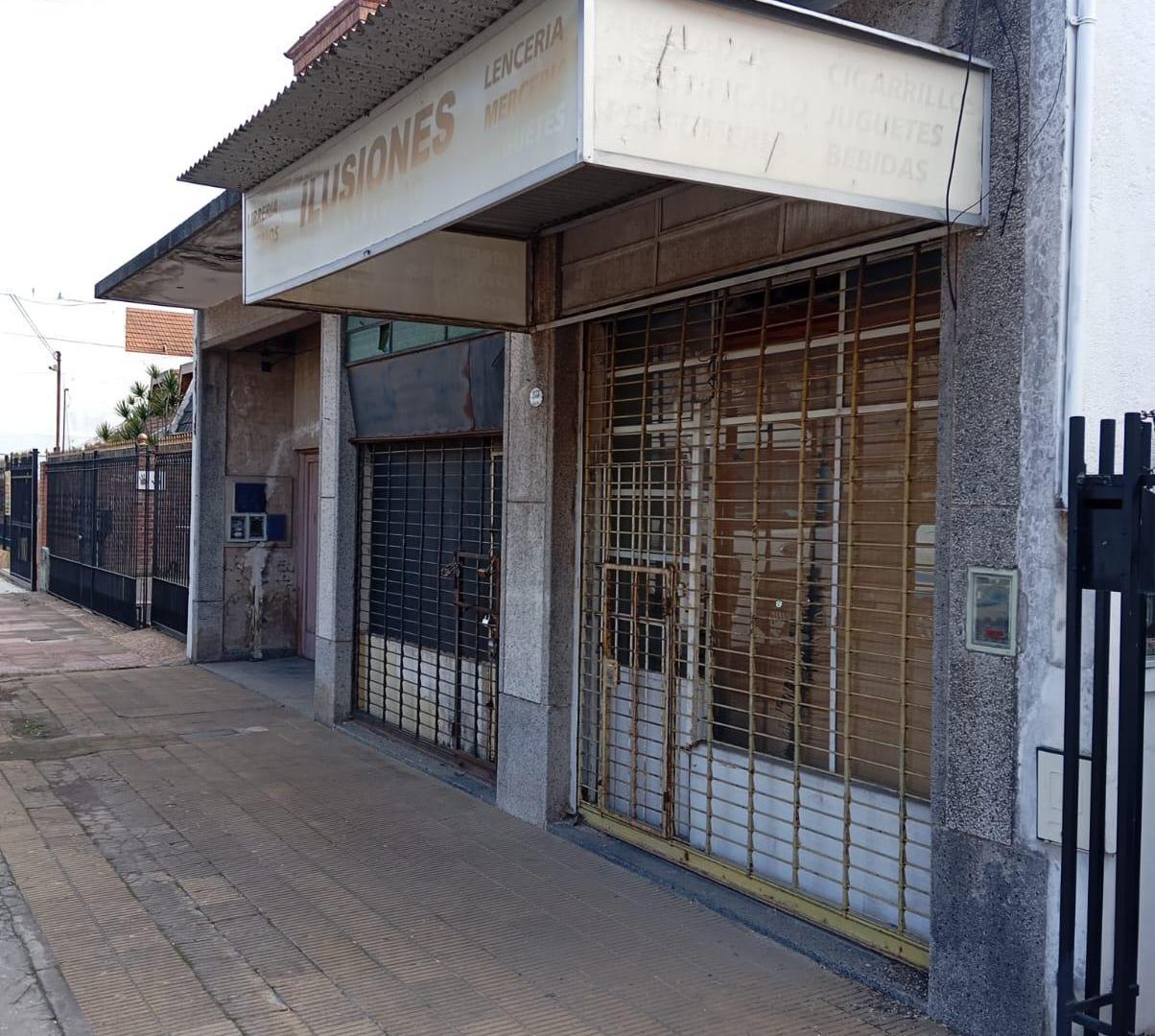 LOTE CON LOCALES Y COCHERA