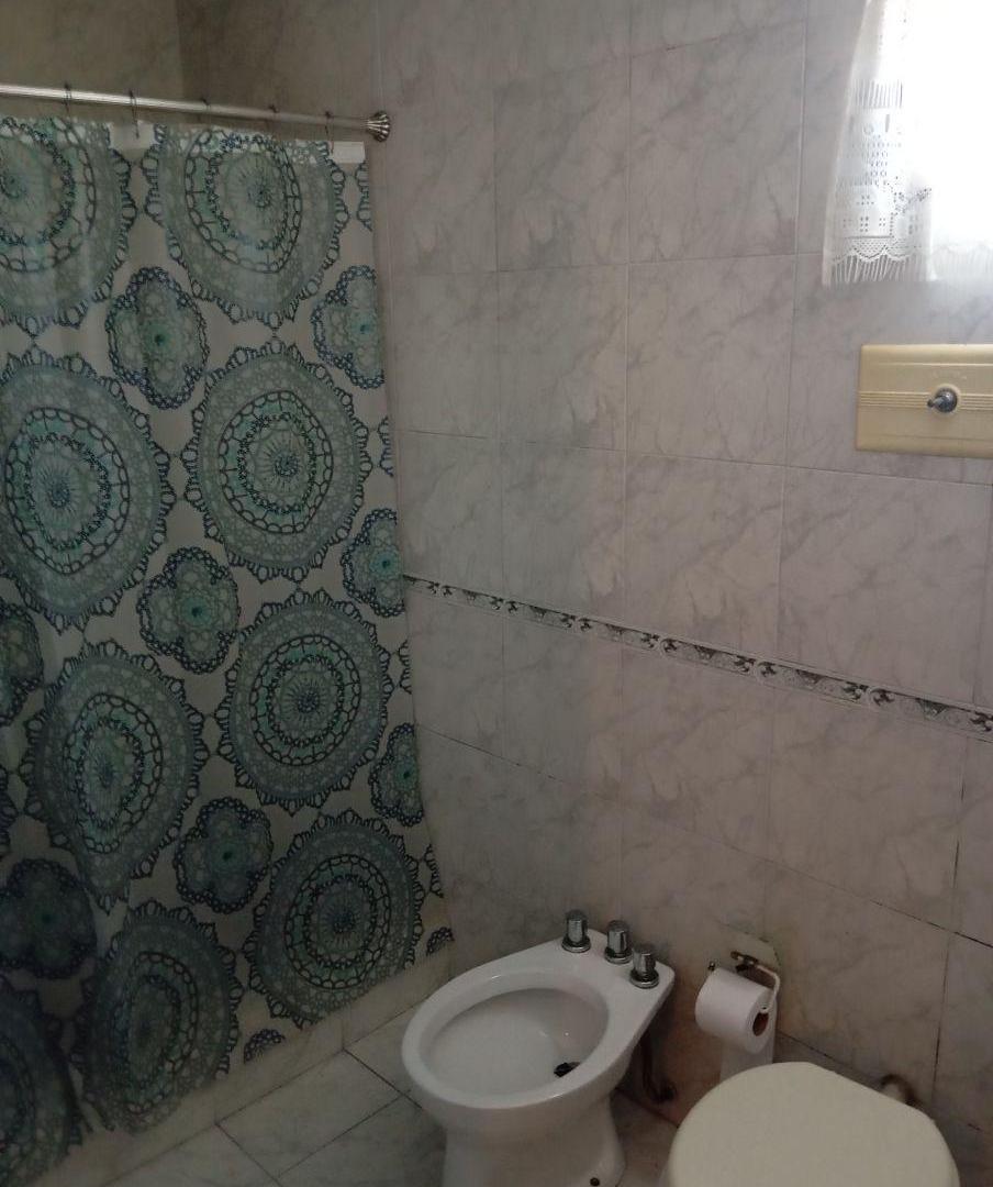 Casa en venta con 2 dormitorios fondito ,garage y pileta.
