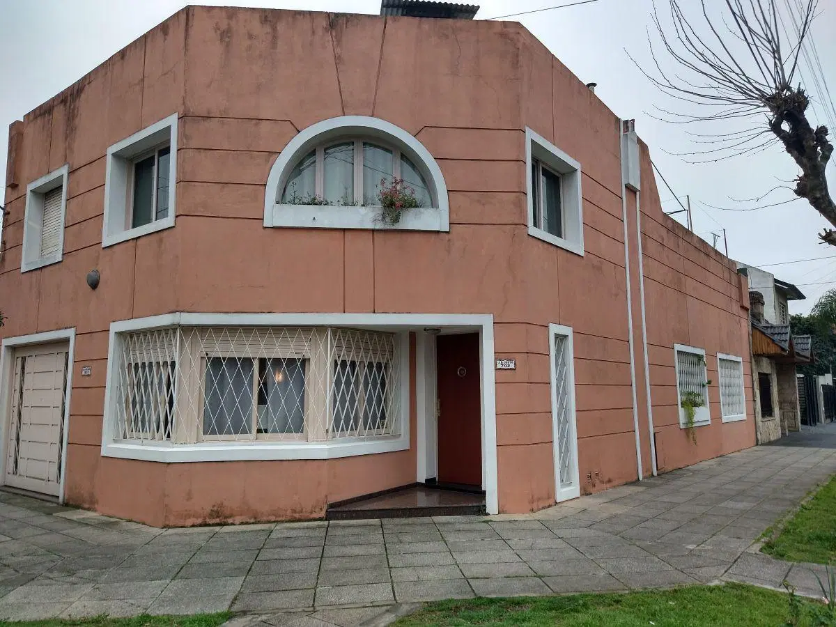 HAEDO NORTE. CASA ESQUINA 6 AMBIENTES EN DOS PLANTAS 1