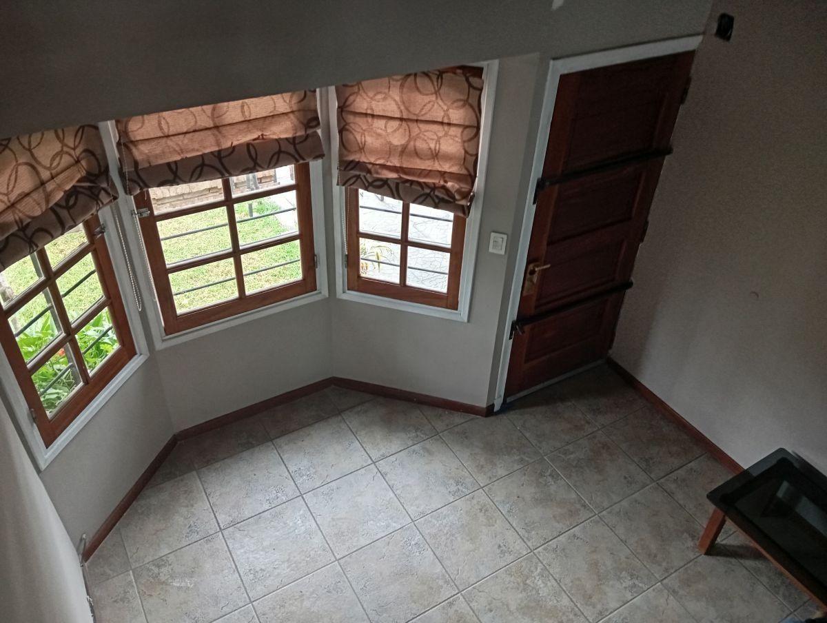 Foto de Casa en alquiler Haedo con fondo y cochera, imagen 2