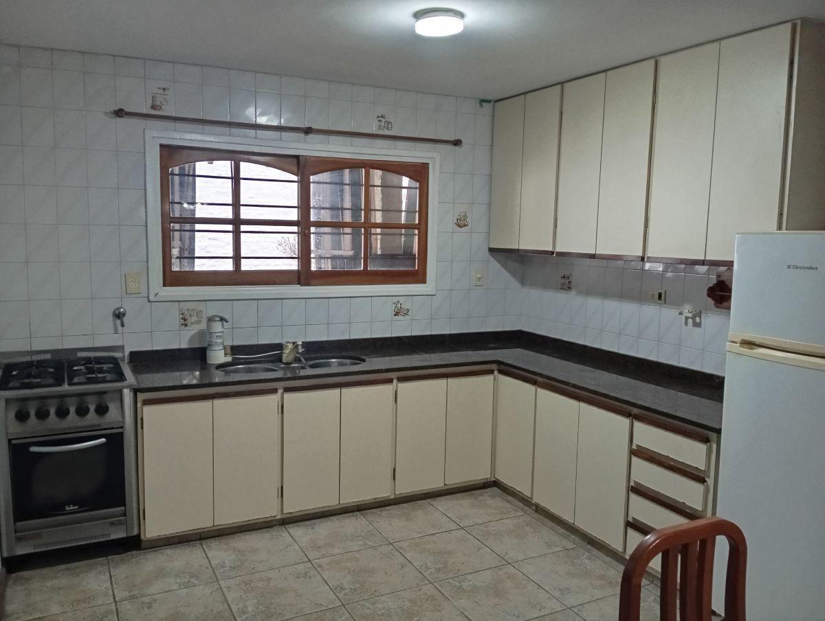 Foto de Casa en alquiler Haedo con fondo y cochera, imagen 3