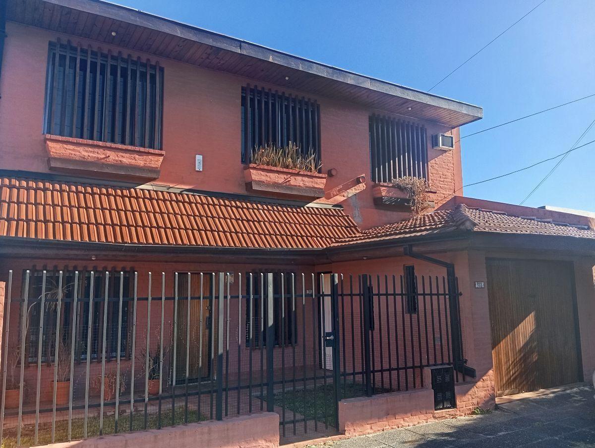 Foto de Chalet 4 dormitorios en venta en Villa Luzuriaga, imagen 5