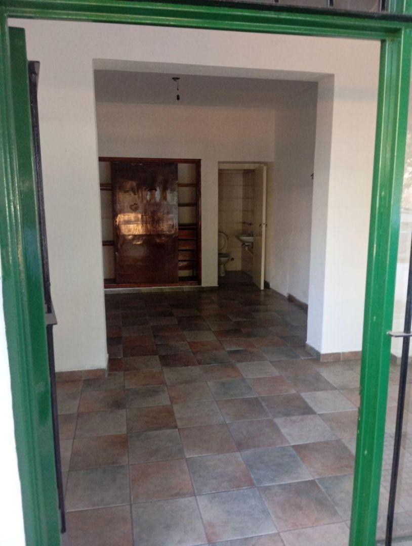 Foto de Local comercial en alquiler en Villa Luzuriaga, imagen 1