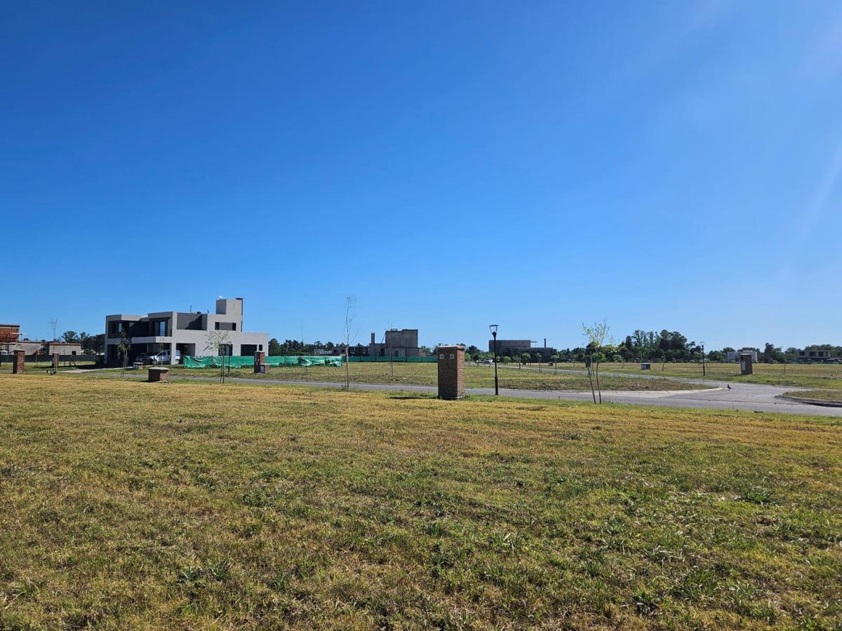 Increíble Lote en Venta en Barrio Village Joven, Bella Vista 2