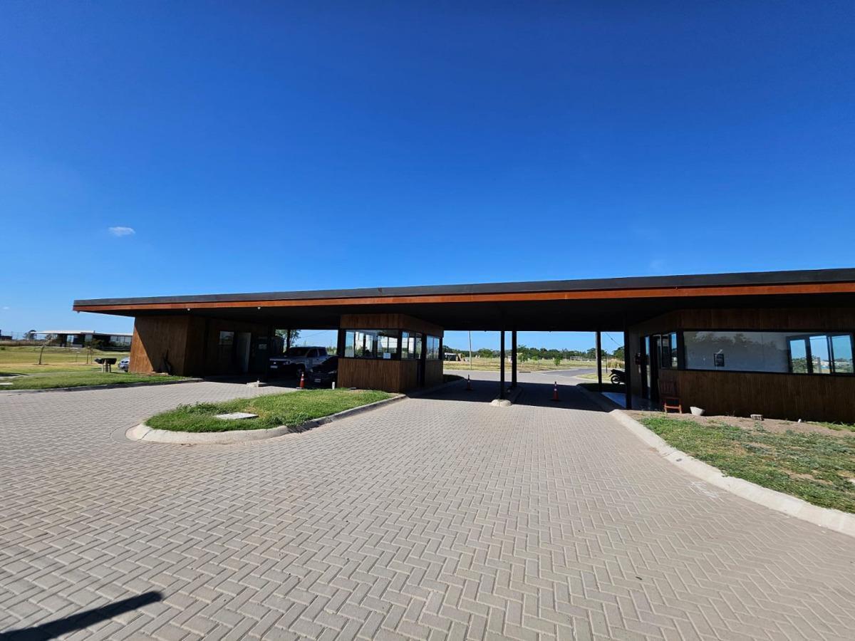 Hermoso Lote en Venta en Barrio Village Joven, Bella Vista 4