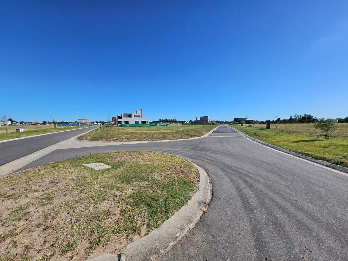 Hermoso Lote en Venta en Barrio Village Joven, Bella Vista 3
