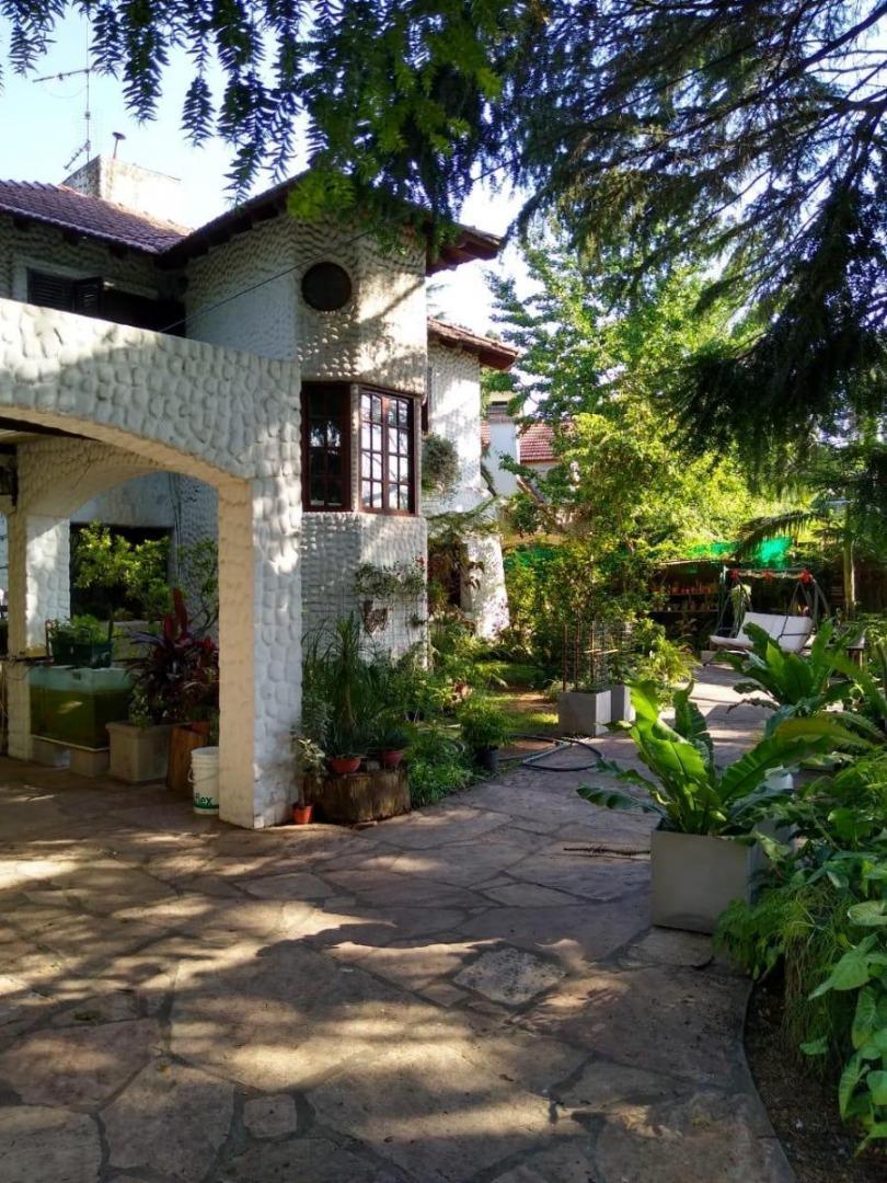 HERMOSA CASA CON QUINCHO Y PILETA EN BARRIO EL CORTIJO