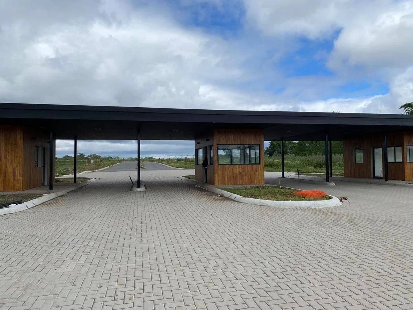 MMC. Hermoso lote en venta barrio Village Plaza