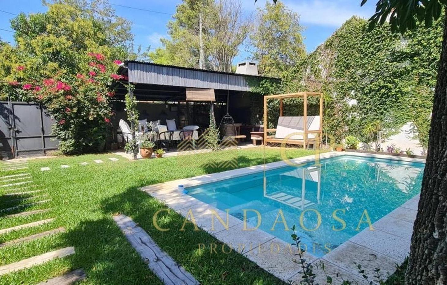 ADG. Casa 5 ambientes con pileta en barrio semicerrado