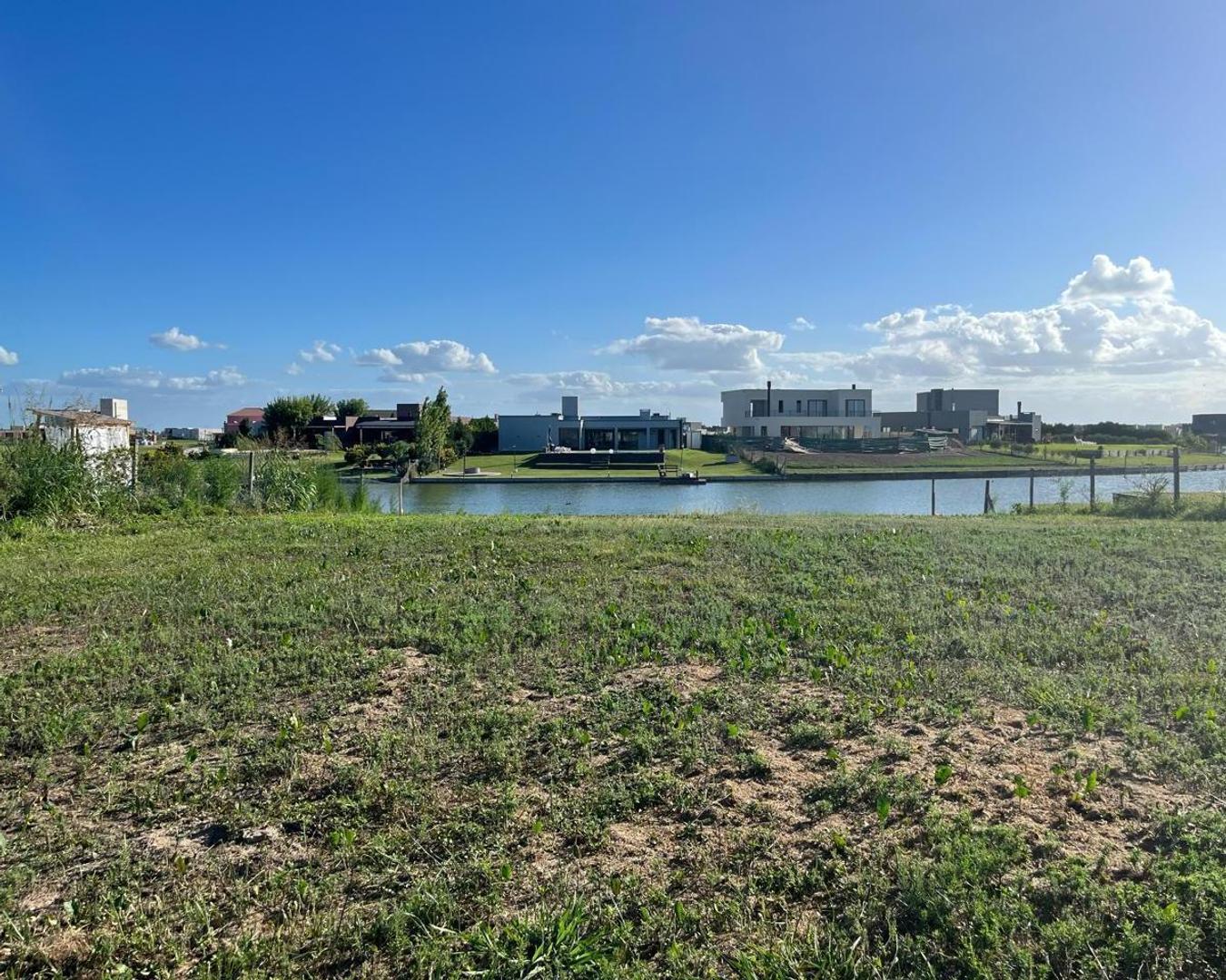 GLM. VENTA LOTE A LA LAGUNA EN SAN SEBASTIAN AREA 8