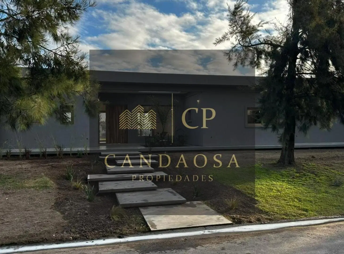 NEV. Casa a la laguna con pileta 5 ambientes en El Naudir 2