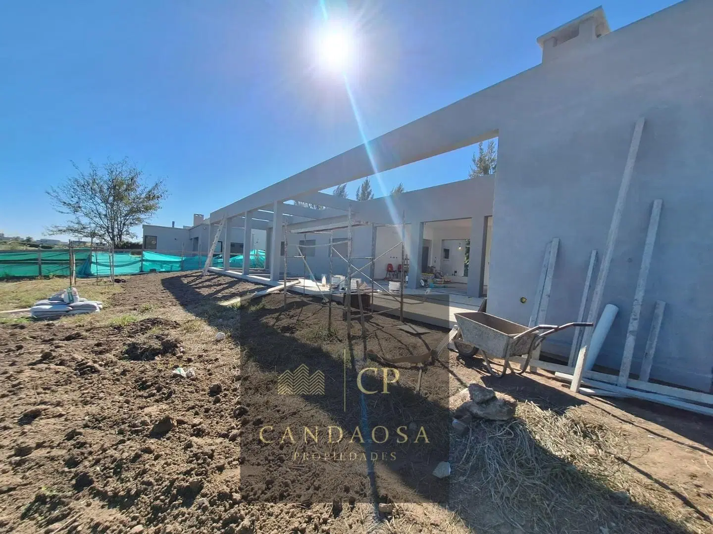 NEV. Casa a la laguna con pileta 5 ambientes en El Naudir 3