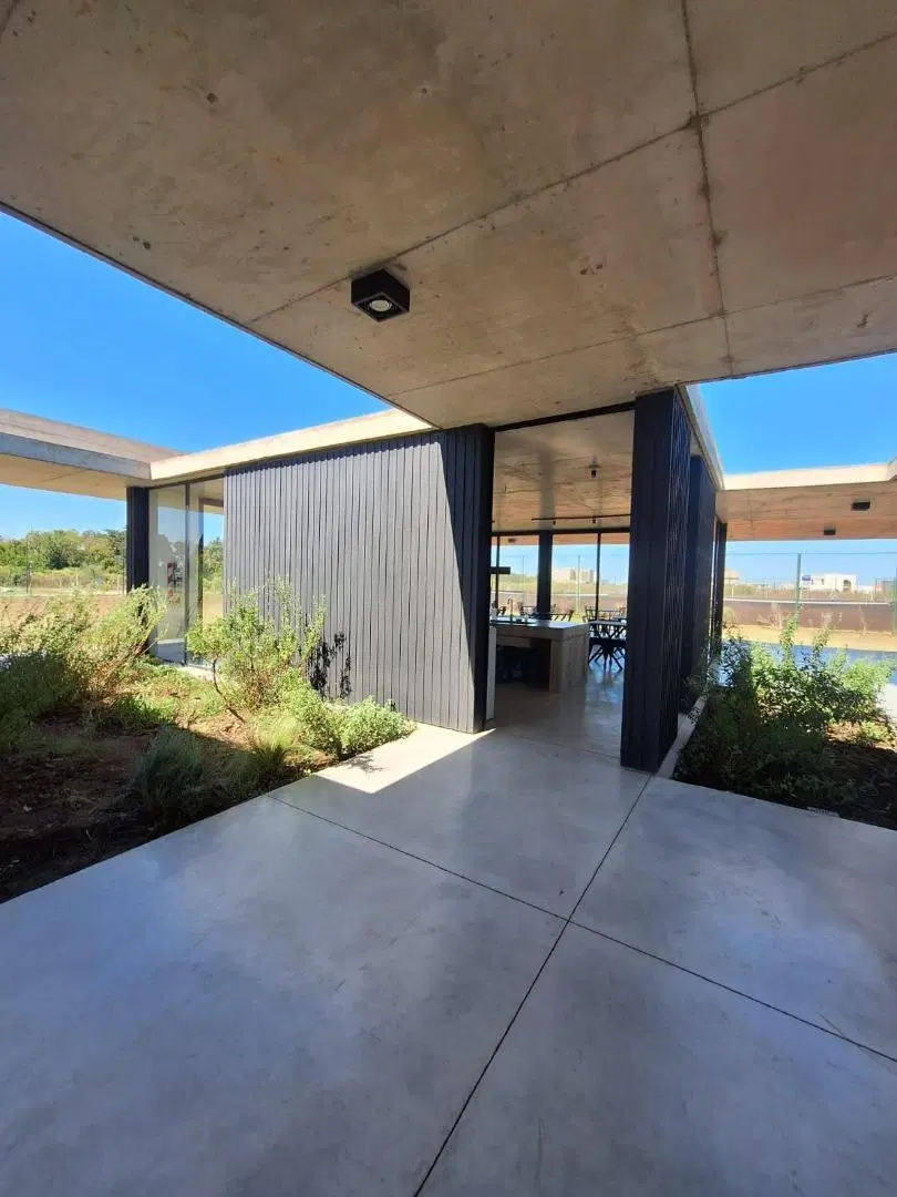 RBS. HERMOSO LOTE INTERNO EN VILLAGE JOVEN, BELLA VISTA. 2