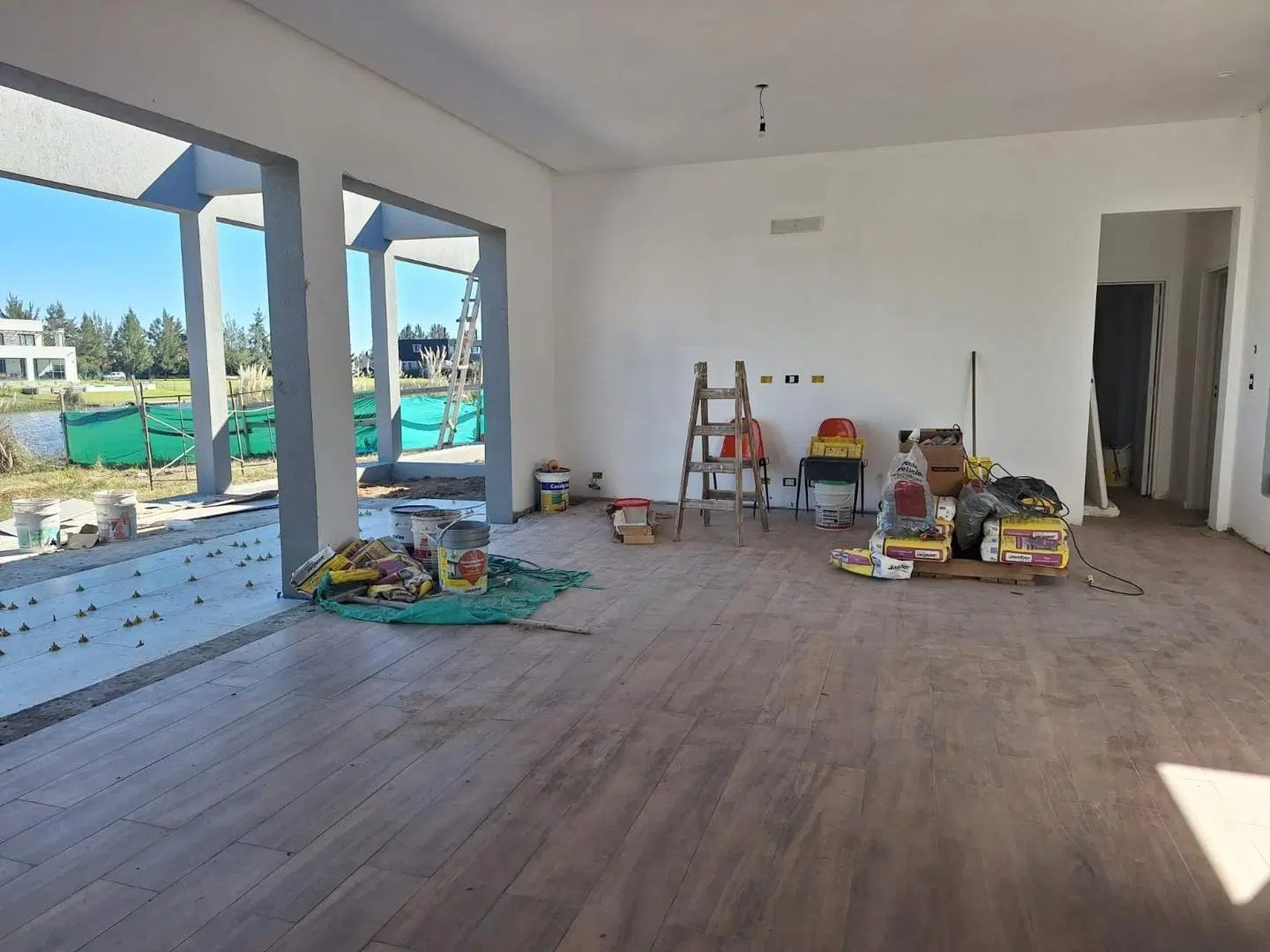 NEV. Casa a la laguna con pileta 5 ambientes en El Naudir 4