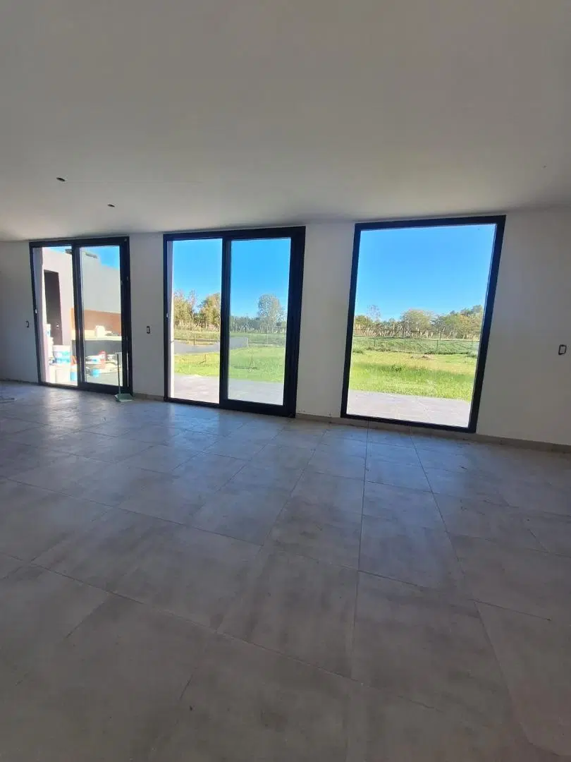 NEV. Casa 4 ambientes en San Sebastian - area 11 3