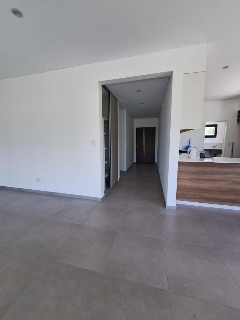 Foto de Casa interna 4 ambientes en barrio Pilar del este, imagen 5
