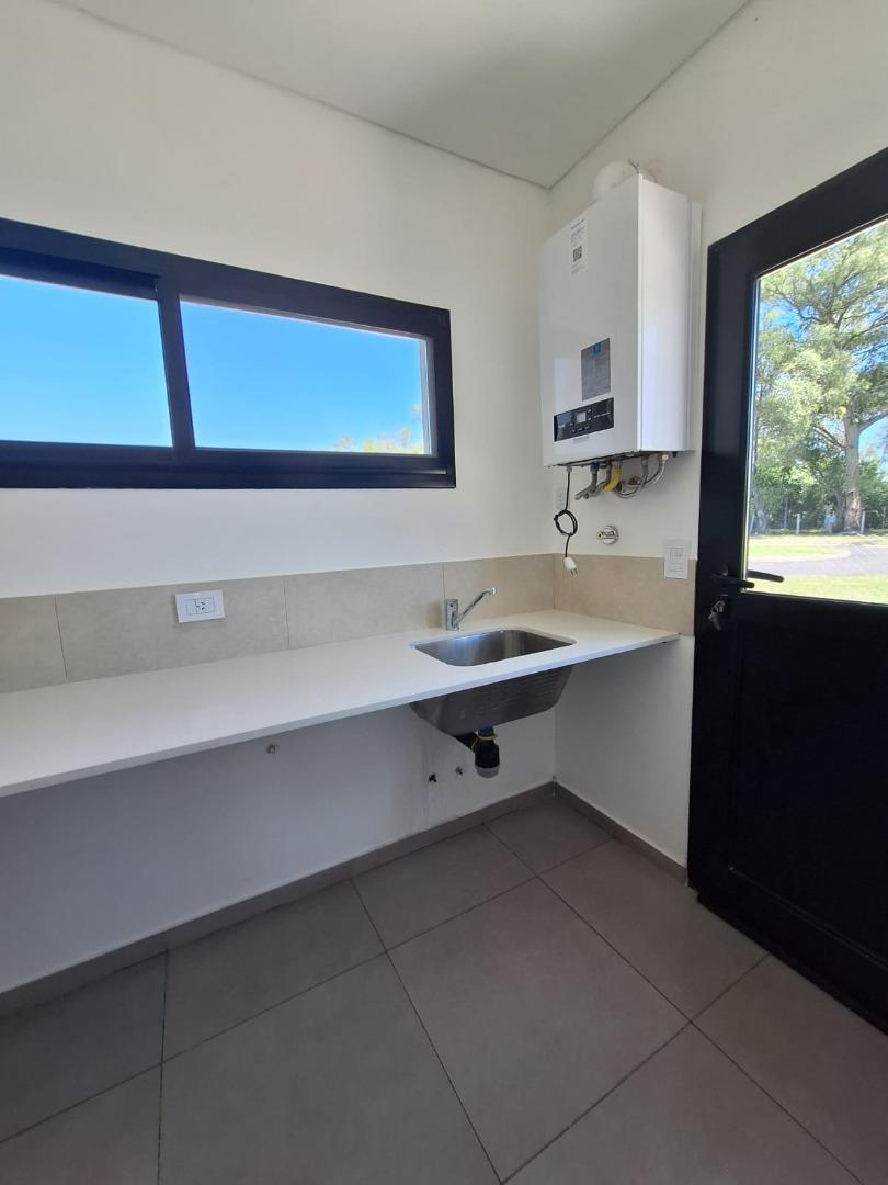 Foto de Casa interna 4 ambientes en barrio Pilar del este, imagen 3