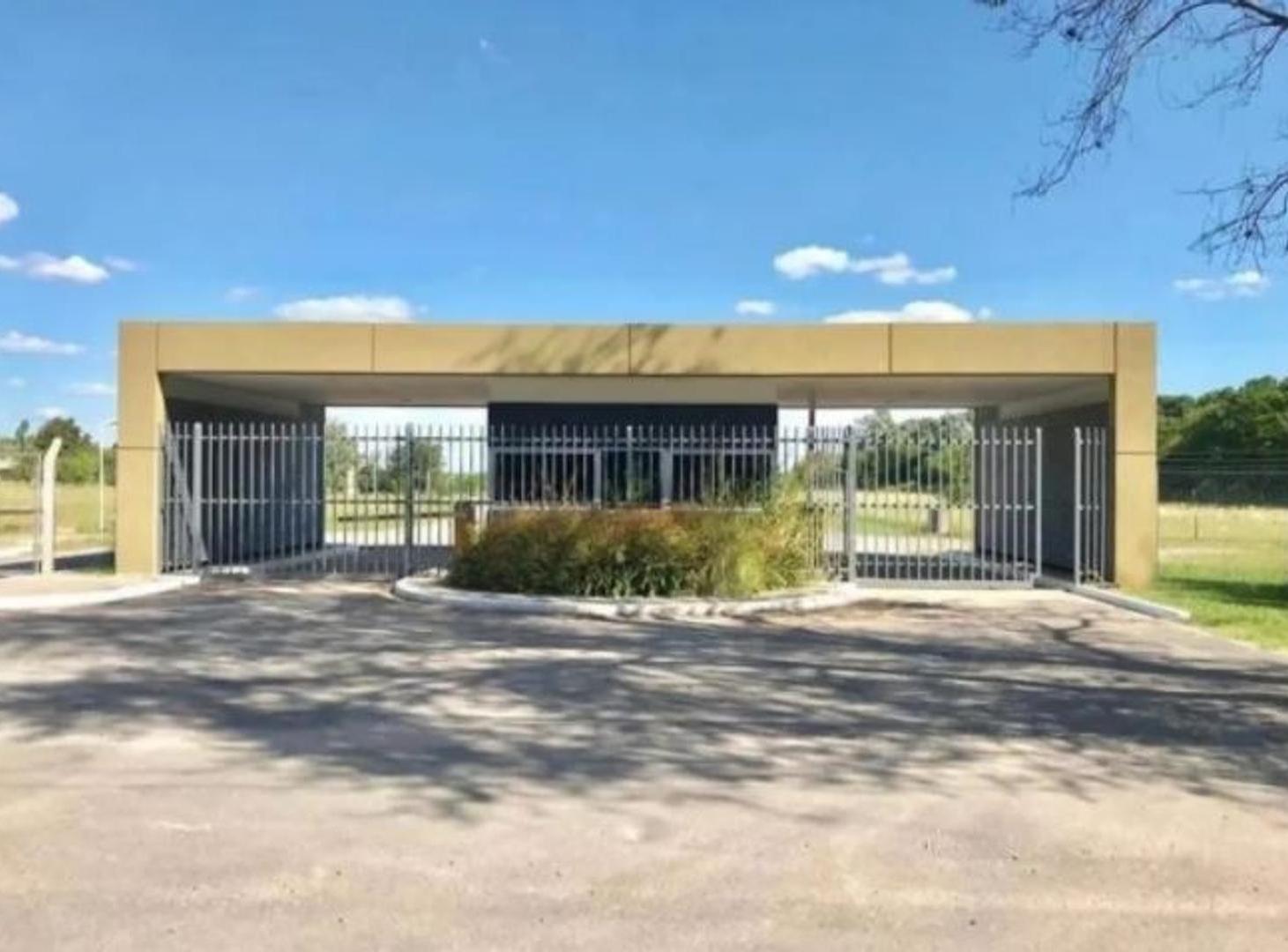 Foto de ADG. Lote con frente a la laguna en Las Calandrias, imagen 4