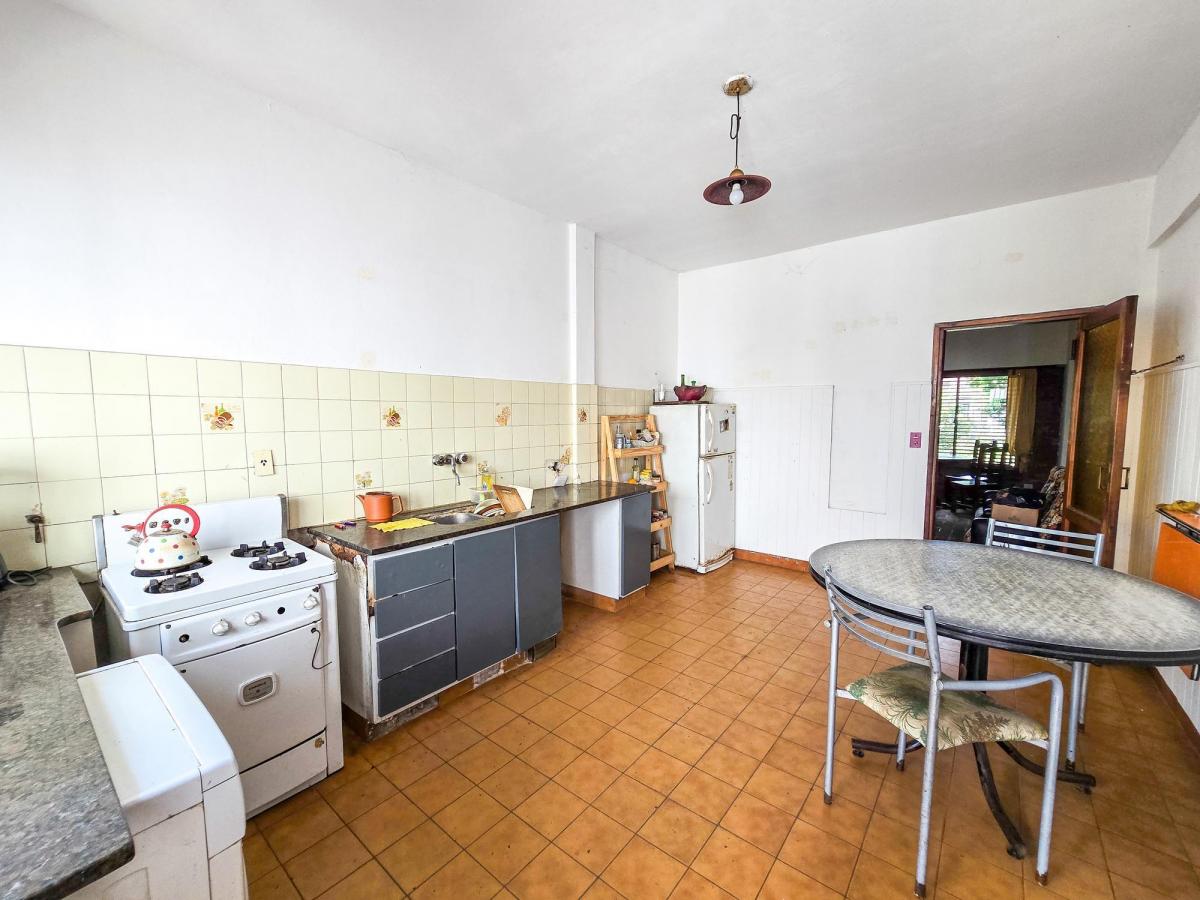 En Block: Chalet 5 Amb. + 3 Deptos + 2 Locales - Strobel y O. y Gasset 3