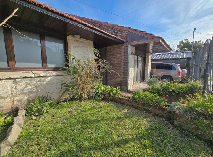Foto de Chalet 5 amb. con garage triple y patio - Strobel y J. V. González, imagen 2