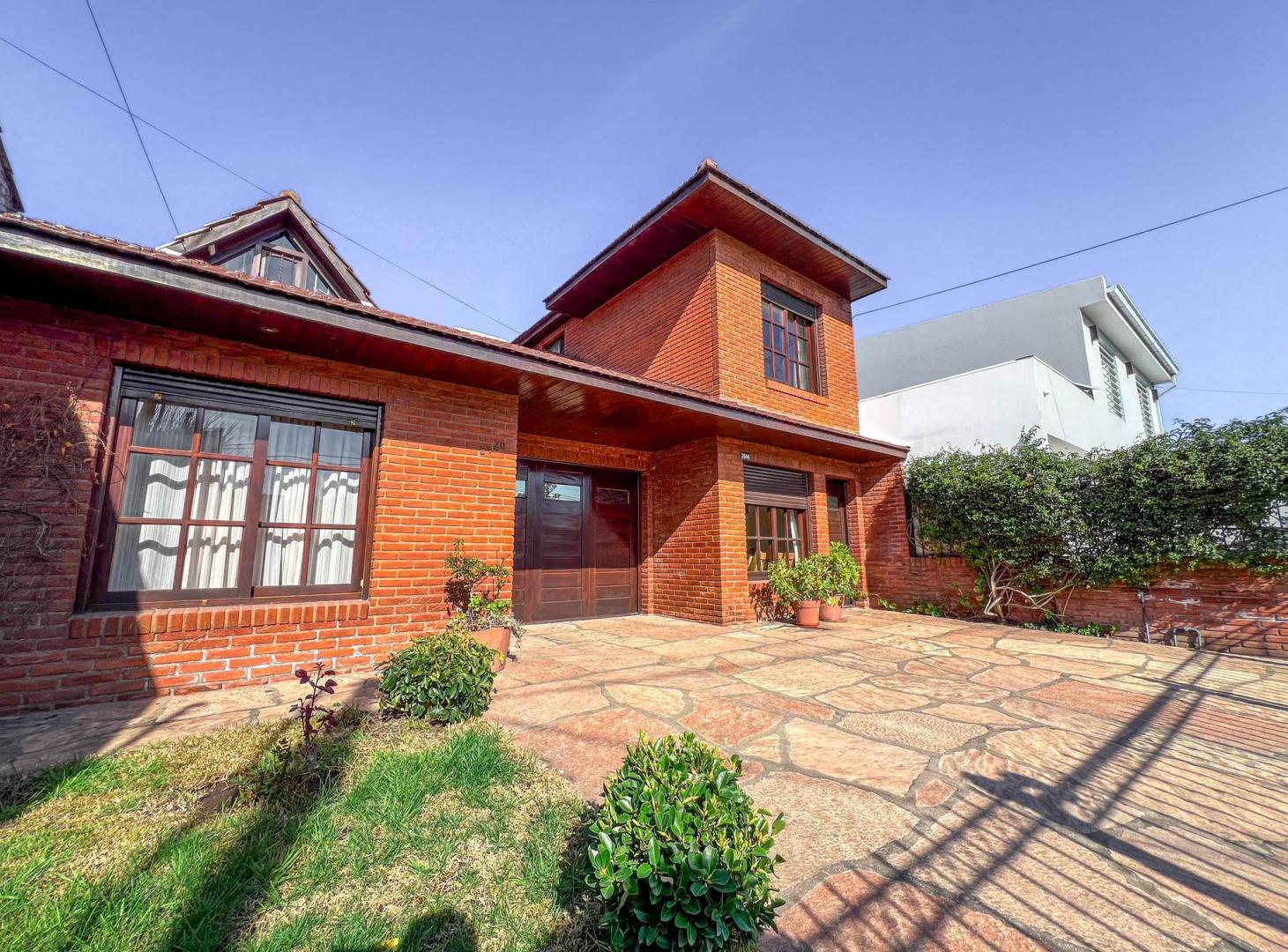 Propiedad en block: Chalet 5 amb. + Dúplex 4 amb. - Guido y Formosa