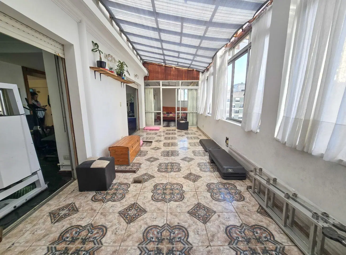 Departamento 5 amb. con balcón cubierto y parrilla - Centro 5