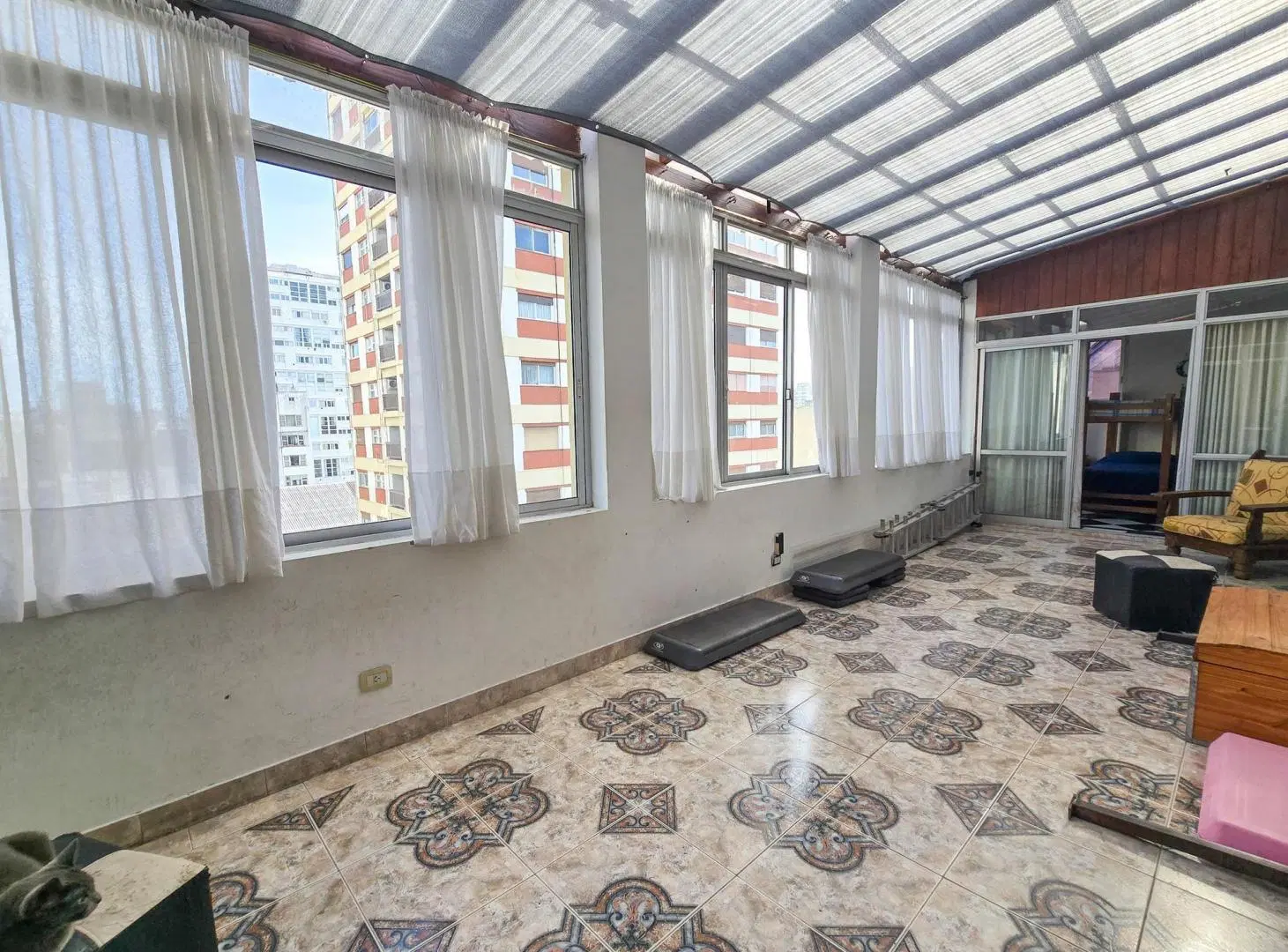 Departamento 5 amb. con balcón cubierto y parrilla - Centro 2