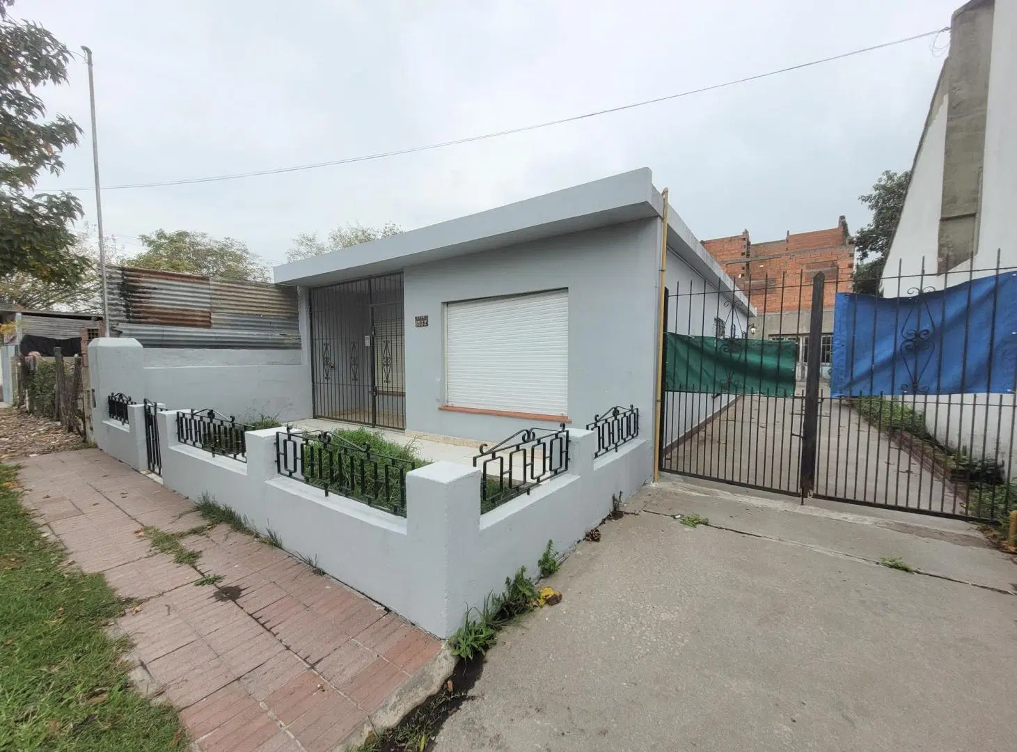 Casa 3 amb. + Depto. entrada p/varios autos- Puan y G. Guerrico 1
