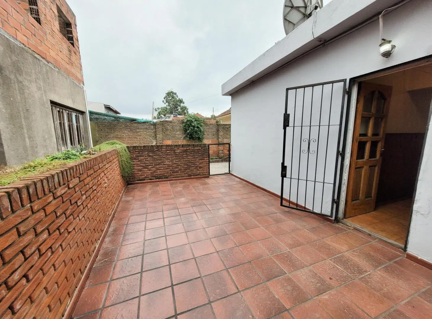 Casa 3 amb. + Depto. entrada p/varios autos- Puan y G. Guerrico 5