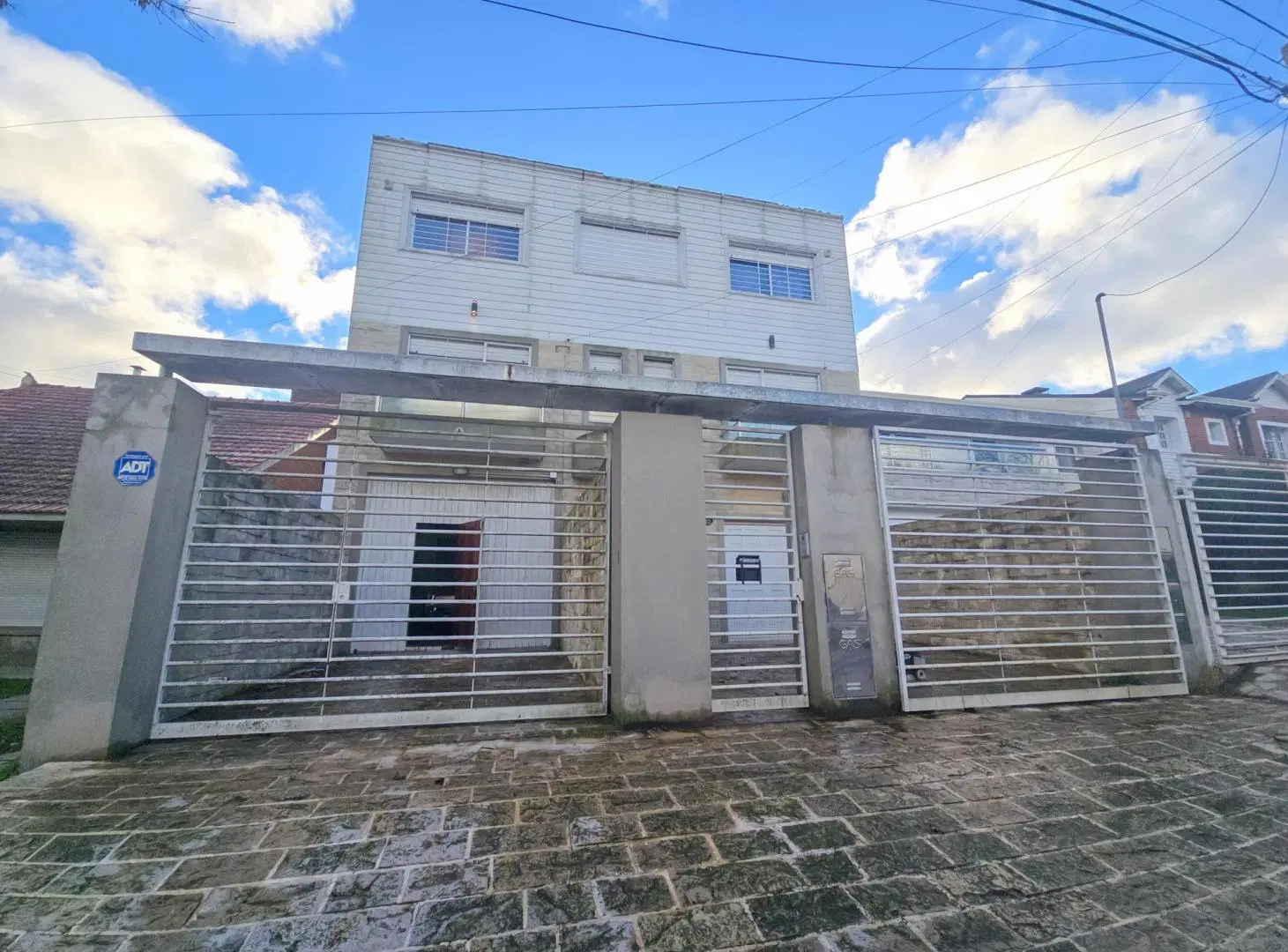 Dúplex 4 amb. con balcón y terraza - Olavarría y Larrea 4