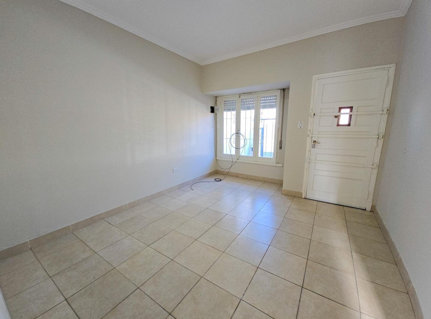Foto de PH frente 3 amb. con patio- APTO PROFESIONAL- Roca e Italia, imagen 1