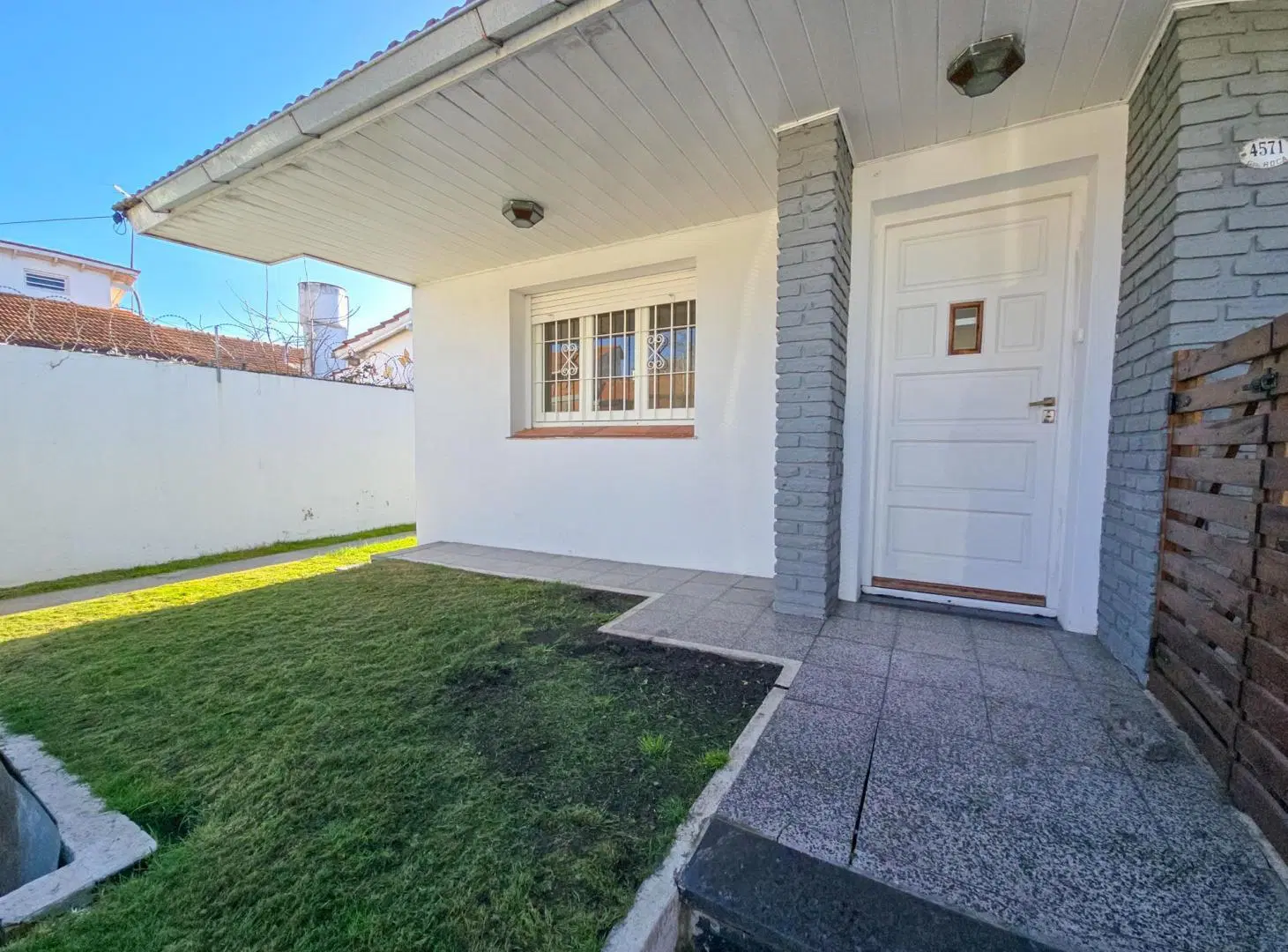 Chalet PH frente 3 amb. con patio - Roca e Italia 3