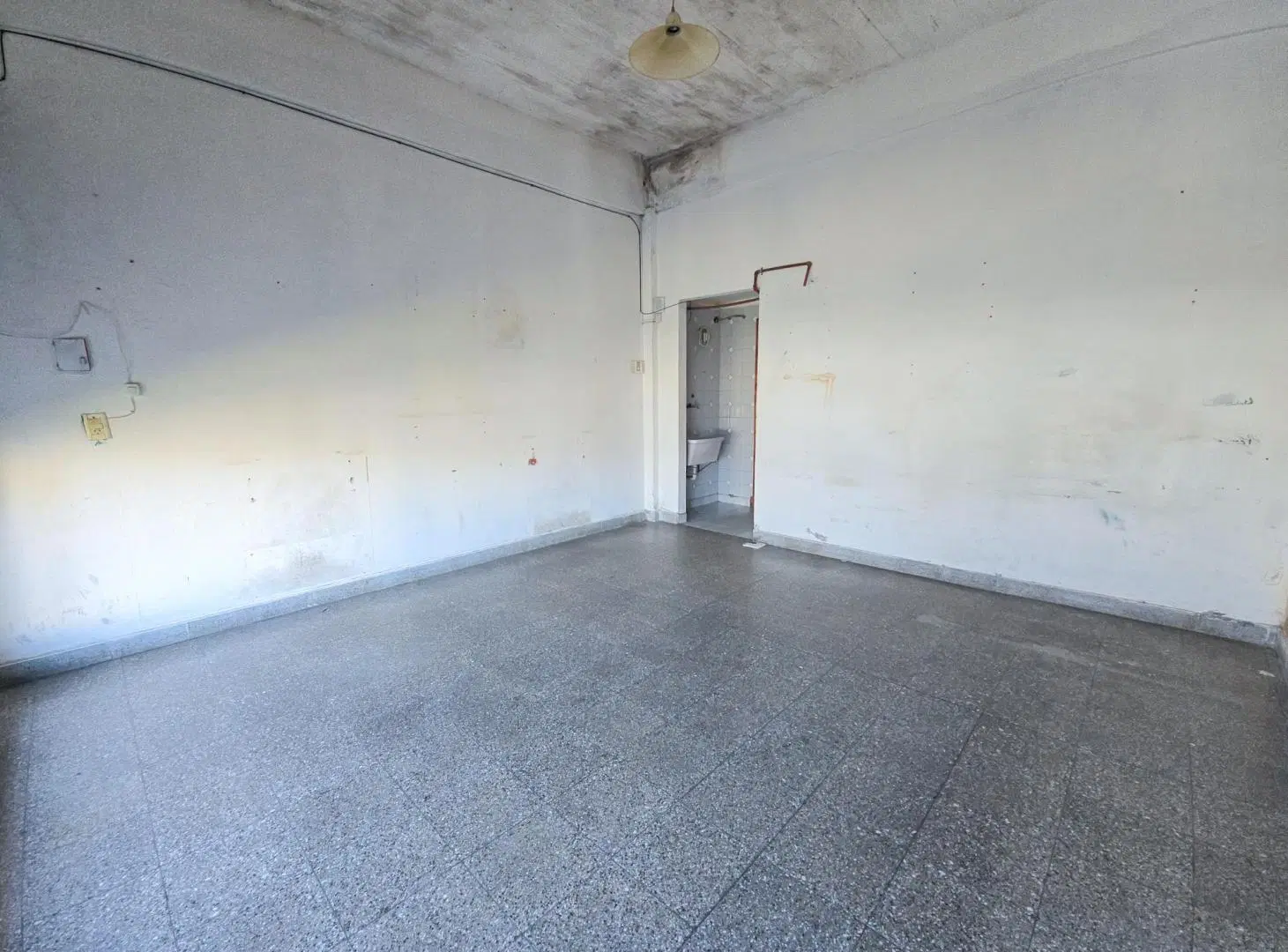 Local de 20m2 - Ayolas y Av. Polonia 8