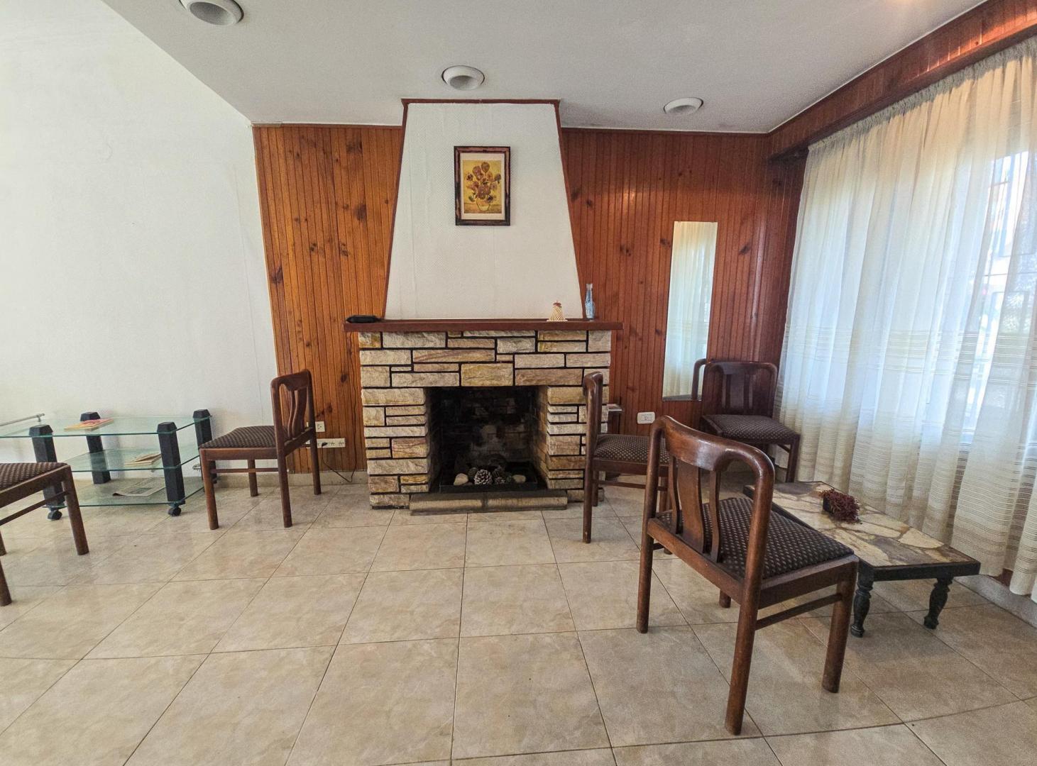 Foto de Chalet 3 amb. parque, garage + Depto. 2 amb. - Sarmiento y Pringles, imagen 5