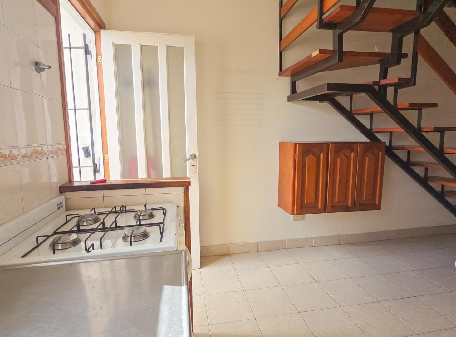 Foto de Departamento 2 amb. con patio (1° piso por esc.) - Funes y Avellaneda, imagen 1