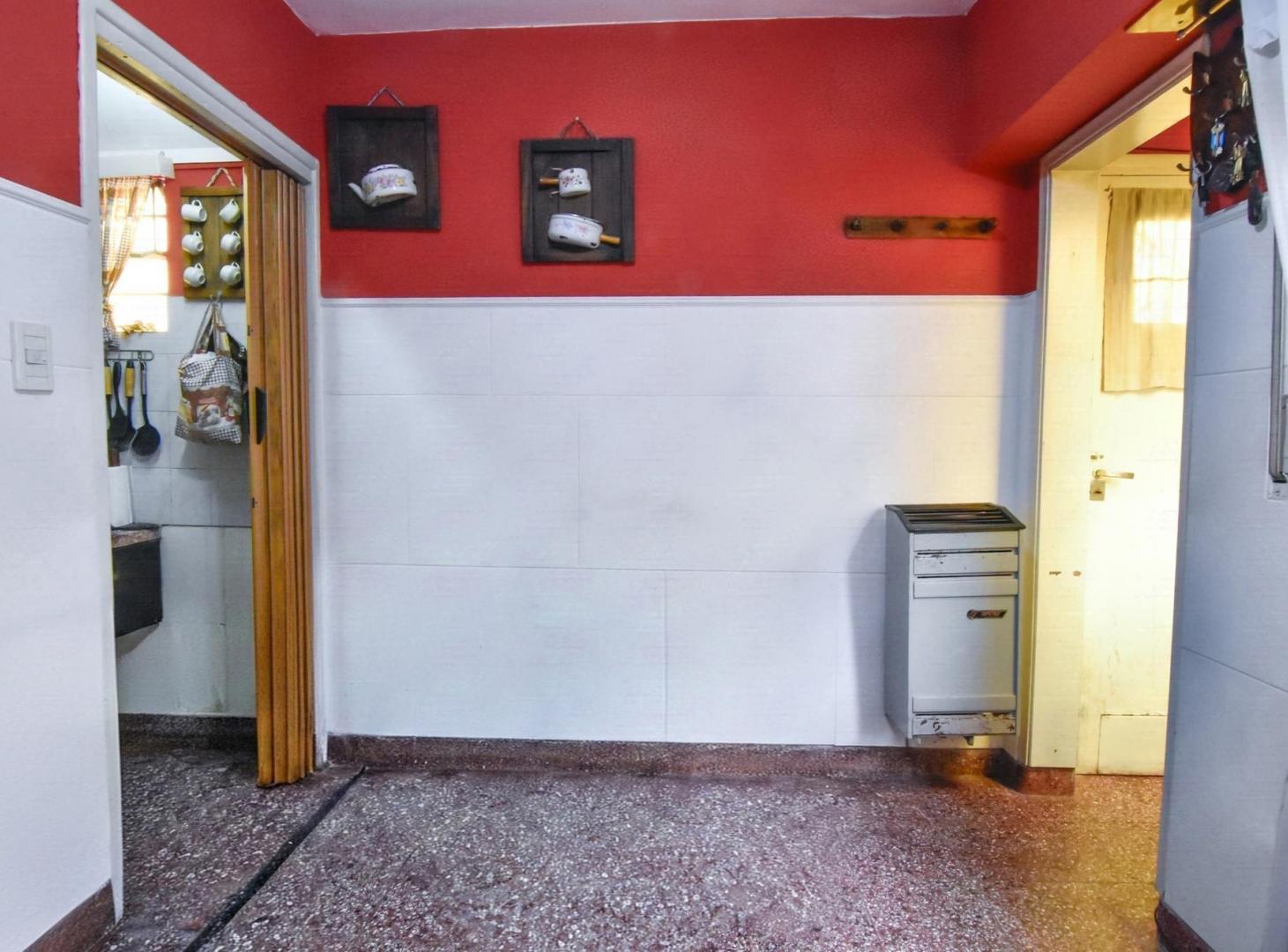 Foto de PH 2 amb. con patio - Santiago del Estero y Larrea, imagen 4