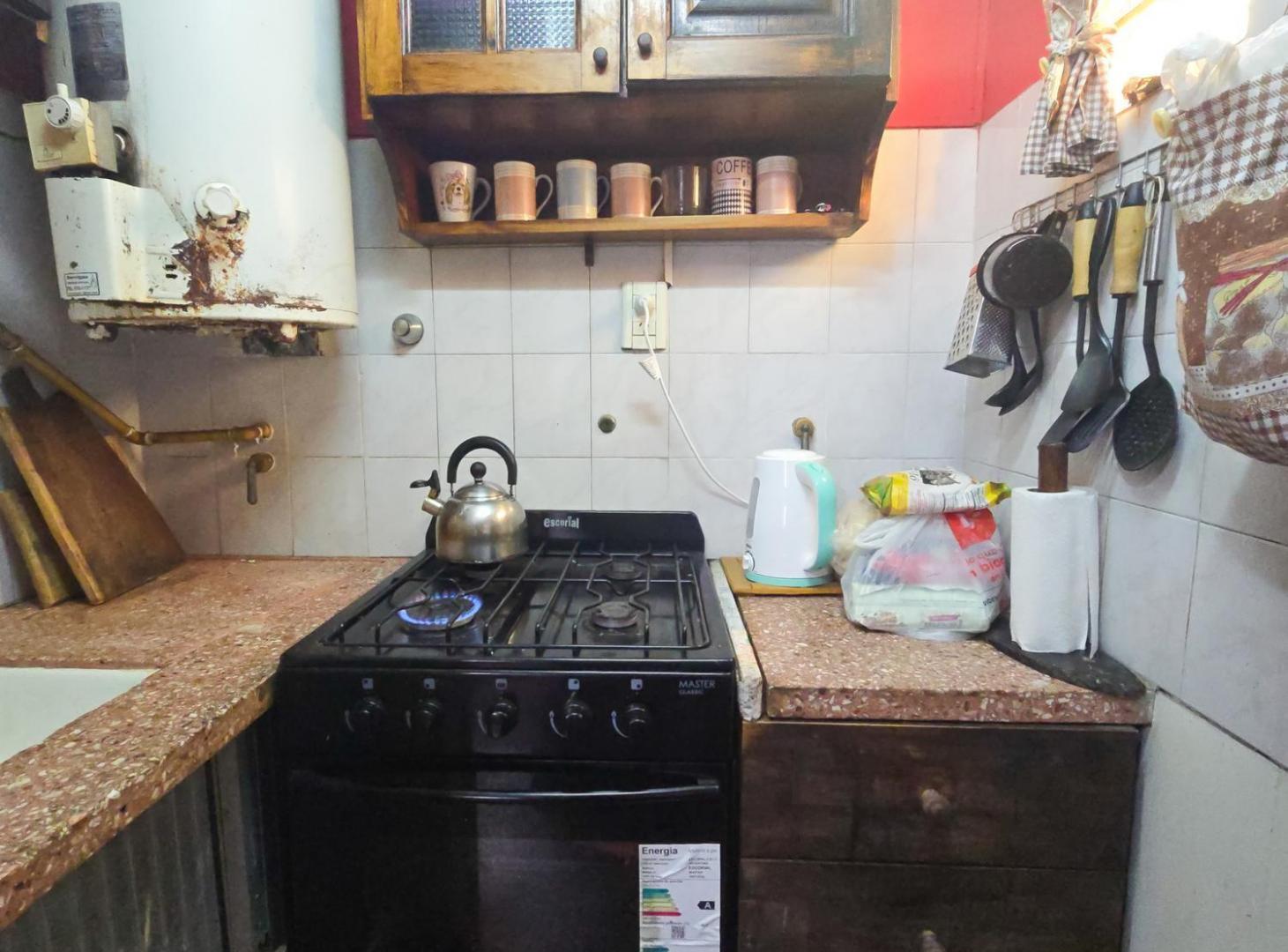 Foto de PH 2 amb. con patio - Santiago del Estero y Larrea, imagen 5