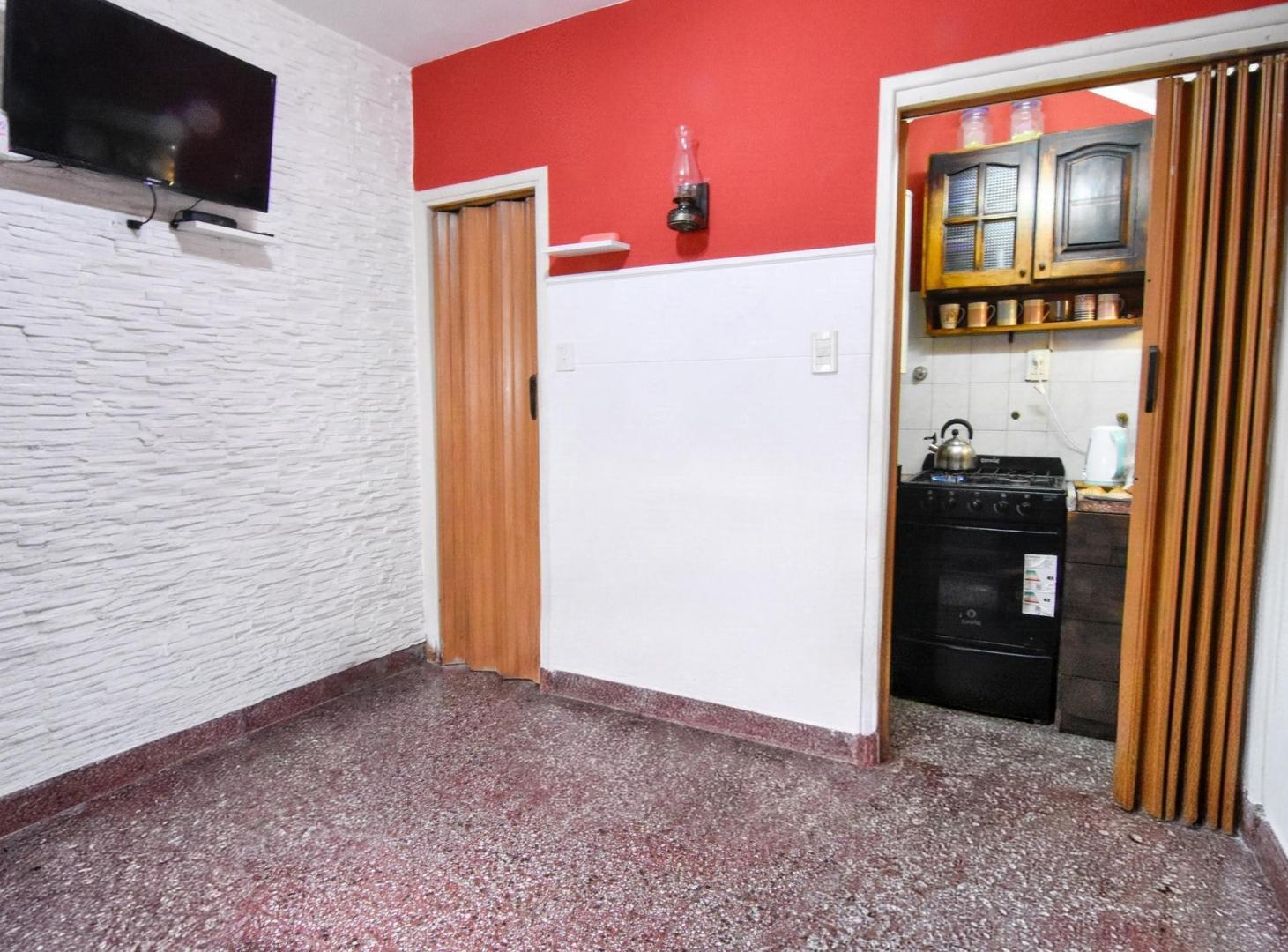 Foto de PH 2 amb. con patio - Santiago del Estero y Larrea, imagen 3