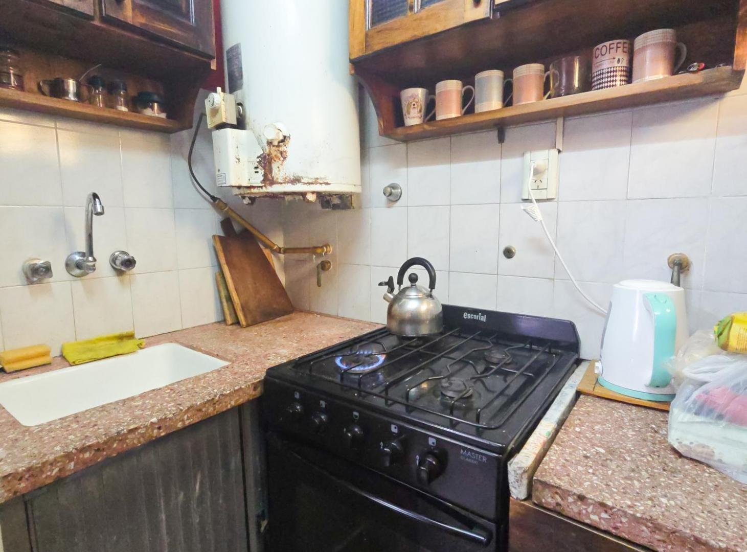 Foto de PH 2 amb. con patio - Santiago del Estero y Larrea, imagen 2