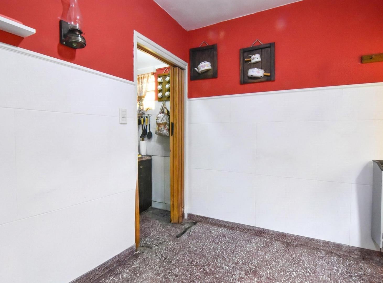 Foto de PH 2 amb. con patio - Santiago del Estero y Larrea, imagen 1