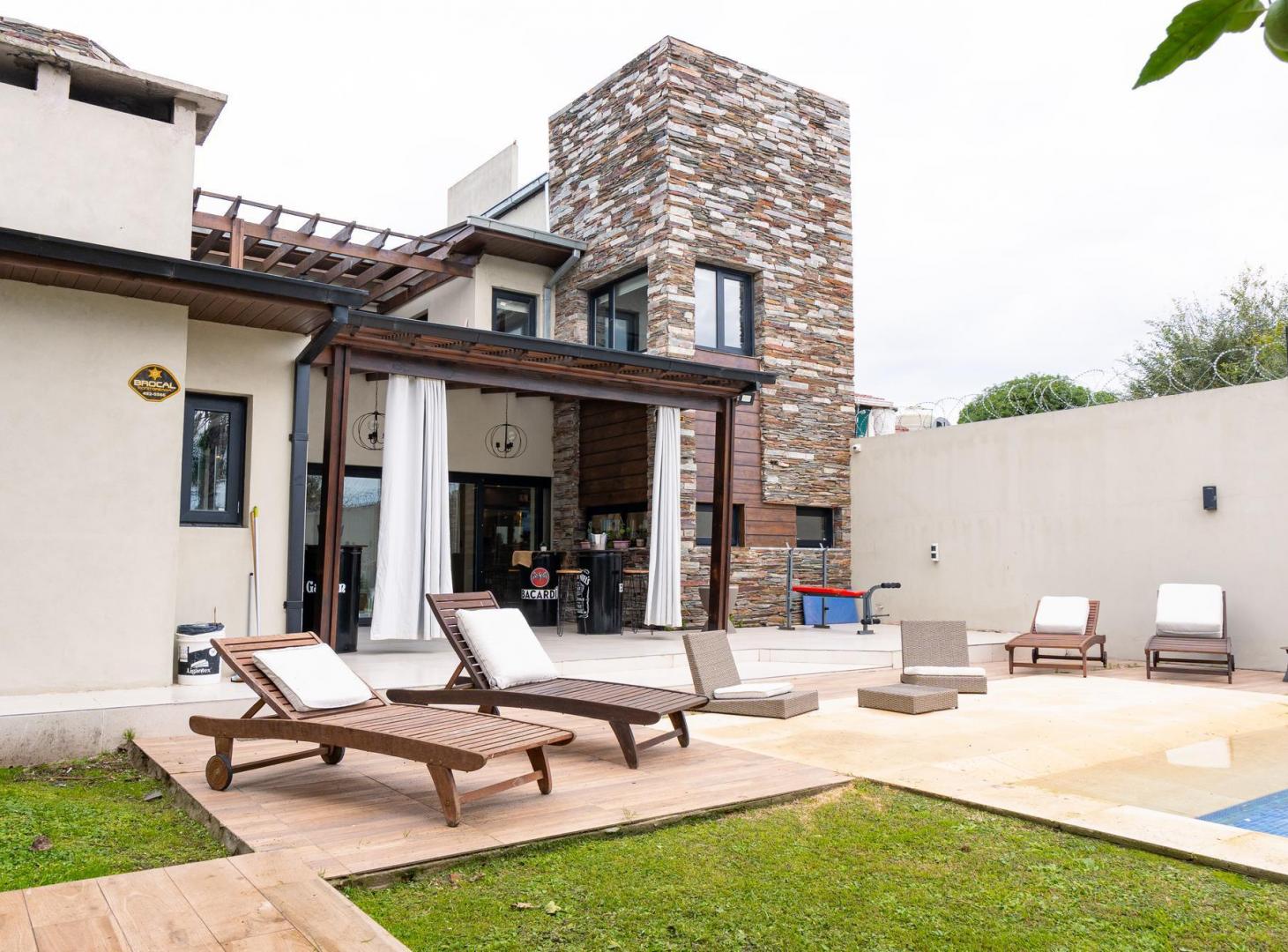 Foto de Chalet 5 amb. quincho, parque y piscina - A. Roffo y Av. Constitucion, imagen 5