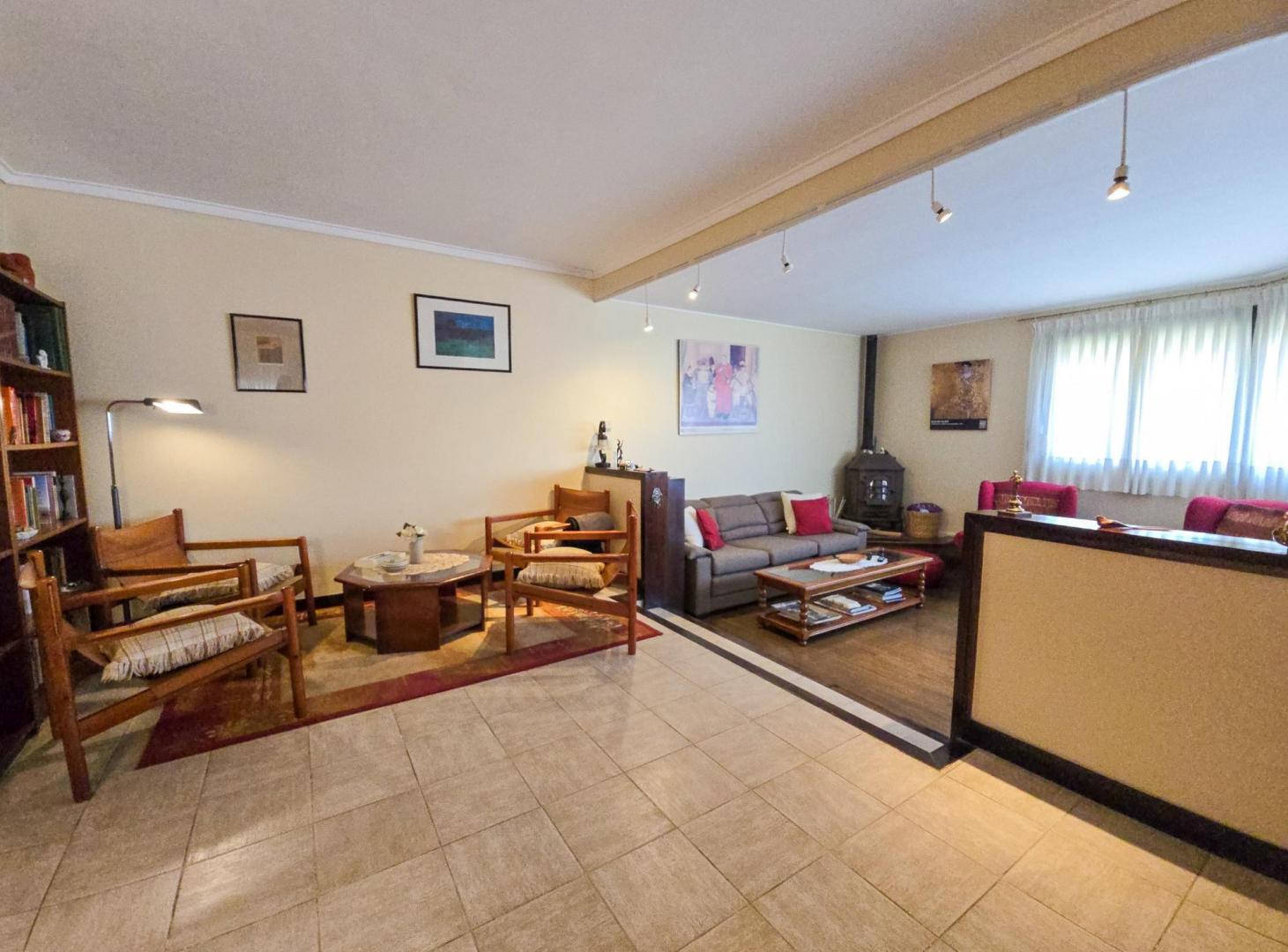 Foto de Chalet 5 amb. con garage y patio - Pringles y Arenales, imagen 1