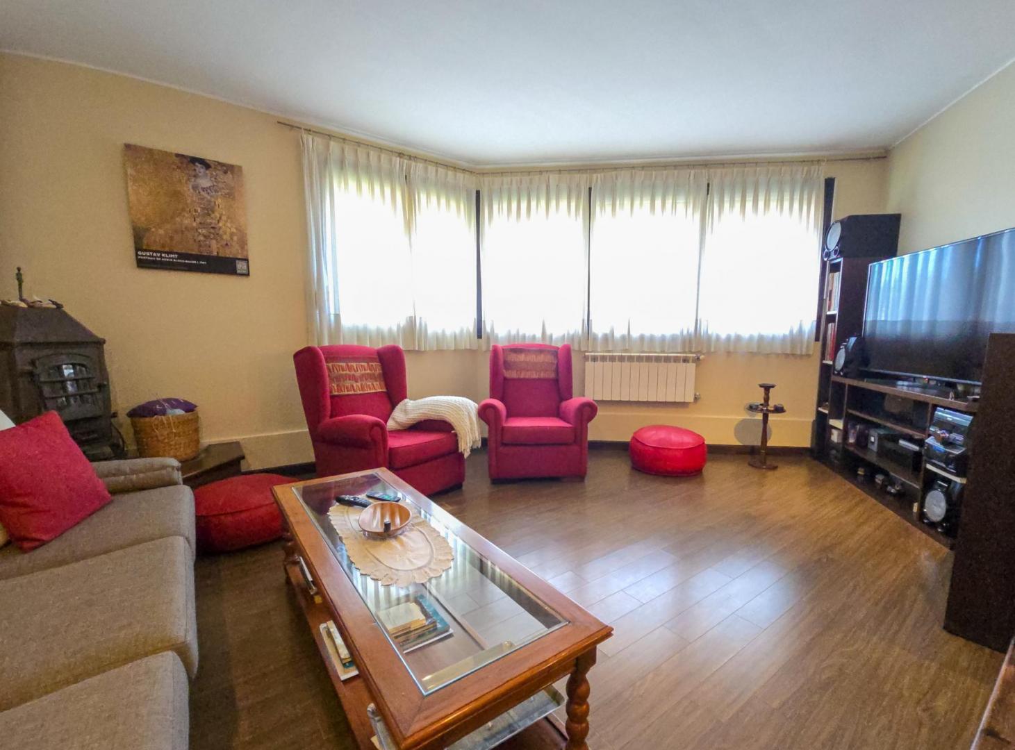 Foto de Chalet 5 amb. con garage y patio - Pringles y Arenales, imagen 2