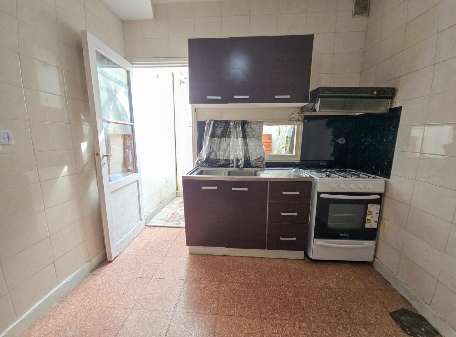 Foto de Local al frente con patio, en dos plantas 60m2- Parque Luro, imagen 3