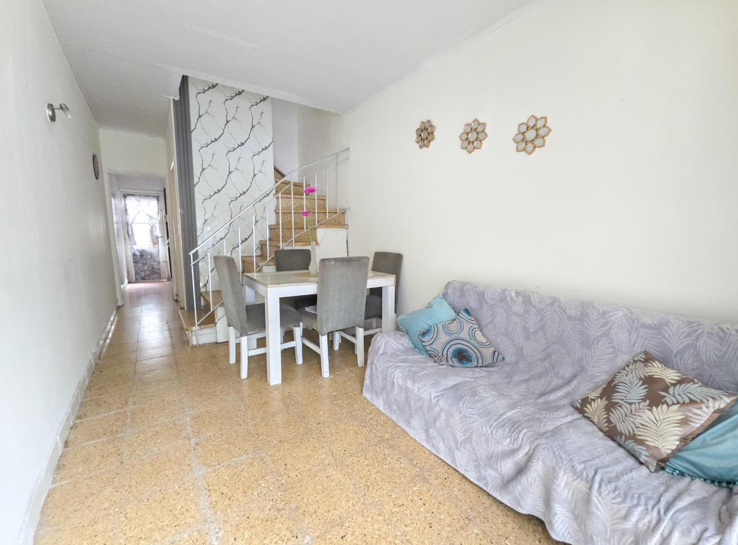 Foto de Local al frente con patio, en dos plantas 60m2- Parque Luro, imagen 1